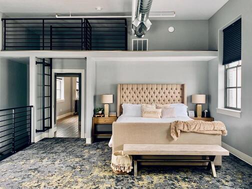 Chambre avec un lit double