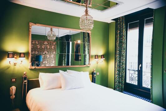 Chambre avec un lit double