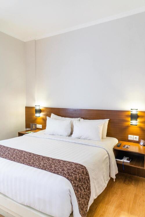 Chambre avec un lit double
