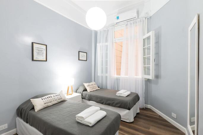 Chambre avec deux lits simples