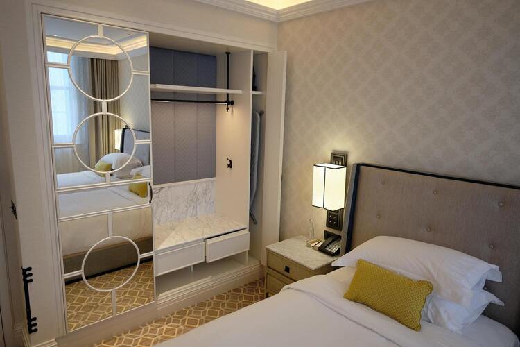 Chambre avec un lit double